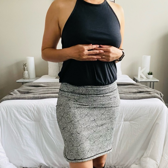 LULULEMON City Skirt Floral Dahlia Pattern Tube Skirt (Black + White, Size: 4) - Picture 4 of 15